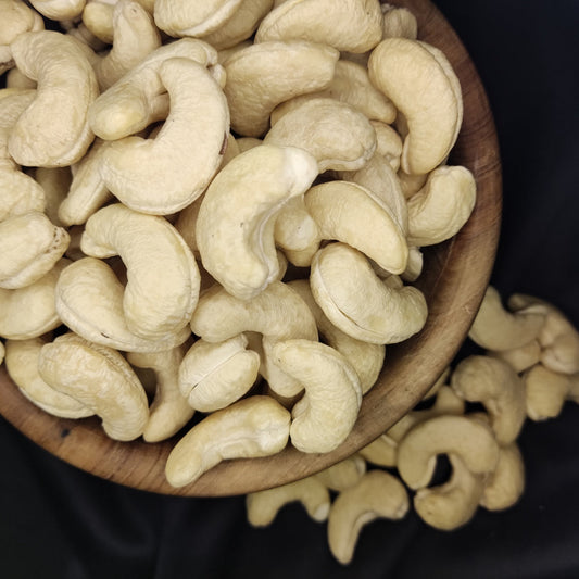 Cashew Nuts . WW180 . Natural